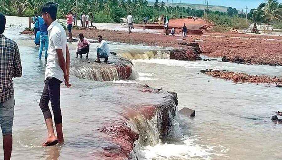 ಉ.ಕರ್ನಾಟಕದಲ್ಲಿ ಪ್ರವಾಹದಿಂದ ಹಲವು ಜಿಲ್ಲೆಗಳ ಕೃಷಿ ಭೂಮಿ ಹಾನಿ:ಸಿಎಂ ಯಡಿಯೂರಪ್ಪ ನಾಳೆ ವೈಮಾನಿಕ ಸಮೀಕ್ಷೆ