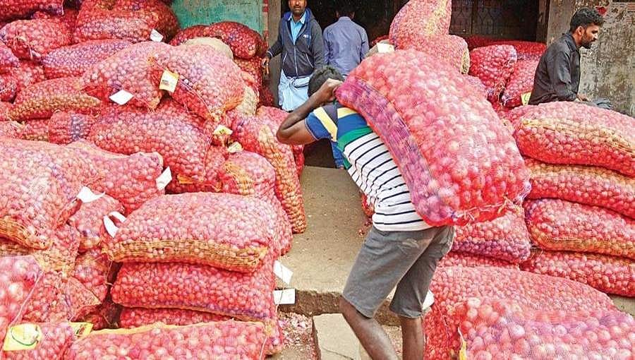 ಮುಂಗಾರು ಮಳೆ ಎಫೆಕ್ಟ್: ಮತ್ತೆ ಗಗನಮುಖಿಯಾದ ಈರುಳ್ಳಿ ಬೆಲೆ; ಕೆಜಿಗೆ 80 ರು. ಏರಿಕೆ ಸಾಧ್ಯತೆ