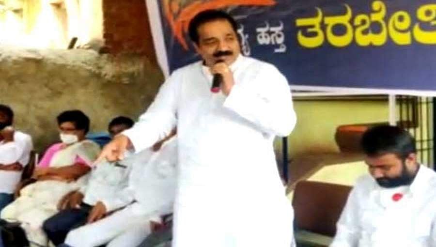 ಕೋವಿಡ್ ಬಿಕ್ಕಟ್ಟು: ಪಾಕಿಸ್ತಾನವನ್ನು ಹಾಡಿ ಹೊಗಳಿದ ಧಾರವಾಡ ಕಾಂಗ್ರೆಸ್ ಮುಖಂಡ