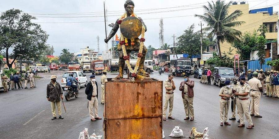 ಪೀರನವಾಡಿಯಲ್ಲಿ ಉದ್ವಿಗ್ನ ಸ್ಥಿತಿ, ಲಾಠಿ ಪ್ರಹಾರ: ಶಾಂತಿ ಕಾಪಾಡುವಂತೆ ಸಿಎಂ ಮನವಿ