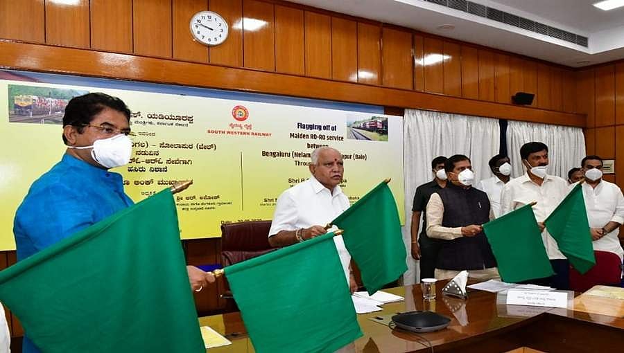 ಕರ್ನಾಟಕದ ಮೊದಲ ರೋ-ರೋ ರೈಲು ಸೇವೆಗೆ ಮುಖ್ಯಮಂತ್ರಿ ಯಡಿಯೂರಪ್ಪ ಚಾಲನೆ