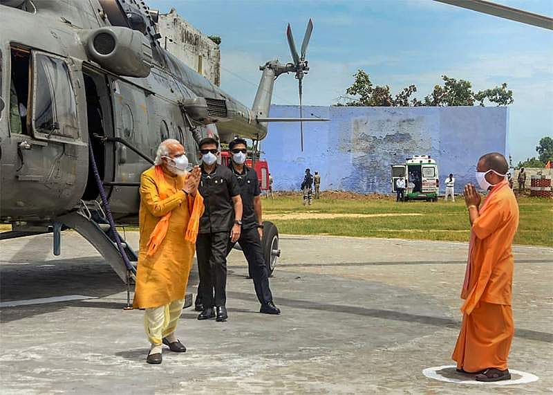 ಪ್ರಧಾನಿ ಮೋದಿ ಅವರನ್ನು ಸ್ವಾಗತಿಸಿದ ಸಿಎಂ ಯೋಗಿ ಆದಿತ್ಯಾನಾಥ್
