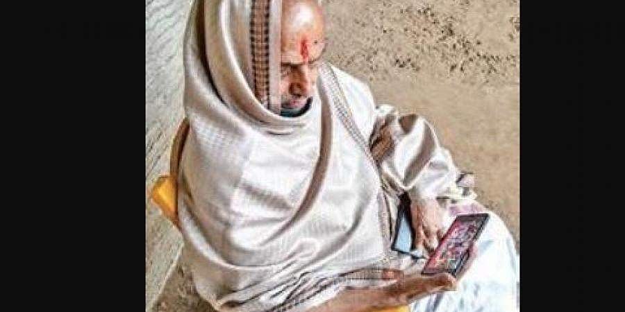 ರಾಮ ಮಂದಿರಕ್ಕೆ 'ಭದ್ರ' ಮುಹೂರ್ತ ನಿಗದಿಪಡಿಸಿದ್ದ ಗುರೂಜಿಯಿಂದ ಮೊಬೈಲ್ ನಲ್ಲಿ ಭೂಮಿಪೂಜೆ ವೀಕ್ಷಣೆ!