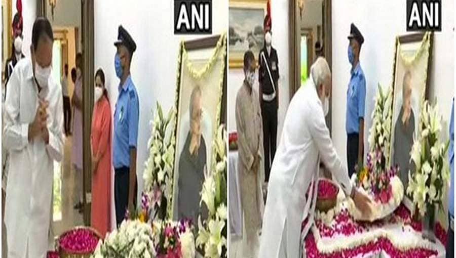 ಮಾಜಿ ರಾಷ್ಟ್ರಪತಿ ಪ್ರಣಬ್ ಮುಖರ್ಜಿಗೆ ಅಂತಿಮ ನಮನ ಸಲ್ಲಿಸಿದ ಪ್ರಧಾನಿ ಮೋದಿ: ಇಂದು ಮಧ್ಯಾಹ್ನ ಅಂತ್ಯಕ್ರಿಯೆ