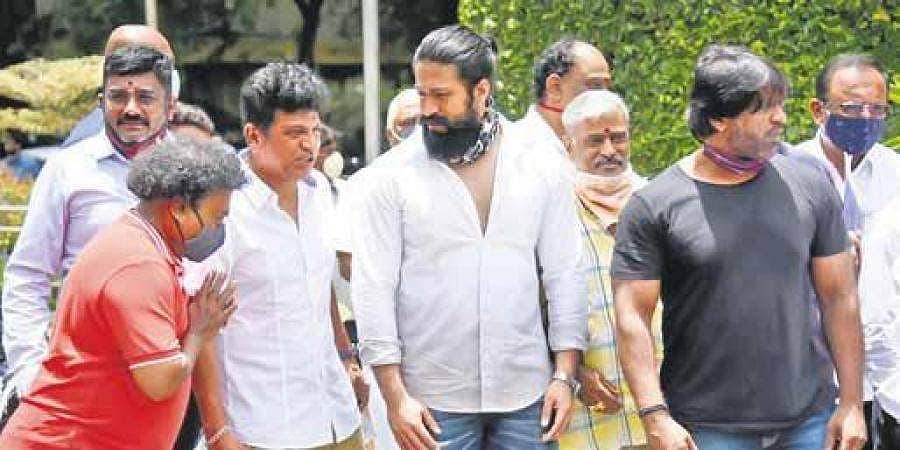 ಚಿತ್ರಮಂದಿರಗಳ ತೆರೆಯಲು ಅನುಮತಿ ನೀಡಿ: ಜೈರಾಜ್, ಶಿವರಾಜ್ ಕುಮಾರ್ ನೇತೃತ್ವದ ನಿಯೋಗದಿಂದ ಸಿಎಂ ಯಡಿಯೂರಪ್ಪಗೆ ಮನವಿ