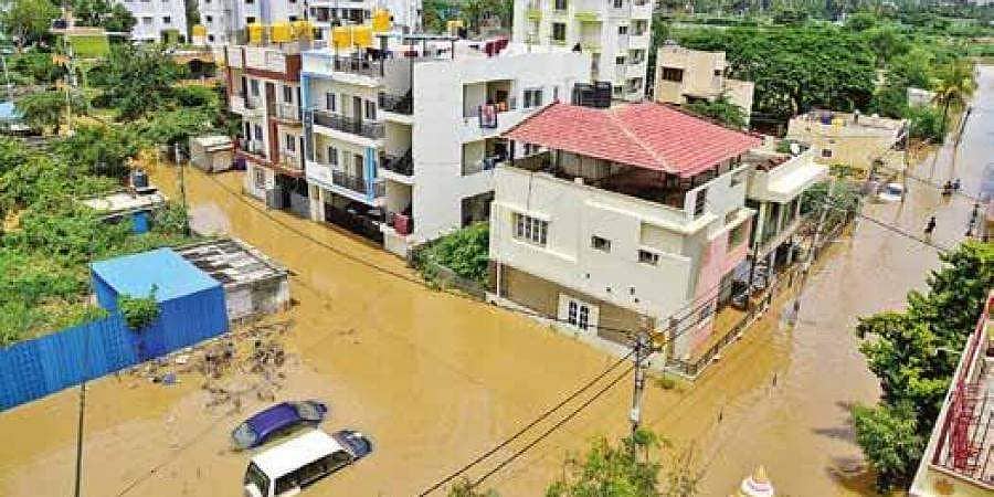 ಭಾರೀ ಮಳೆಗೆ ಸಿಲಿಕಾನ್ ಸಿಟಿ ತತ್ತರ: ಹಲವೆಡೆ ಮನೆಗಳಿಗೆ ನುಗ್ಗಿದ ನೀರು, ಜನ ಜೀವನ ಅಸ್ತವ್ಯಸ್ಥ