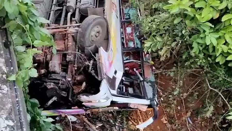 ವಿಶಾಖಪಟ್ಟಣ: ವರಹಾ ನದಿಗೆ ಉರುಳಿ ಬಿದ್ದ ಚೆನ್ನೈ ನ ಖಾಸಗಿ ಬಸ್: ಮೂವರಿಗೆ ಗಾಯ