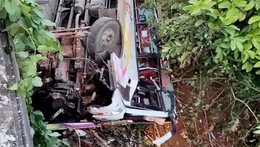 ವಿಶಾಖಪಟ್ಟಣ: ವರಹಾ ನದಿಗೆ ಉರುಳಿ ಬಿದ್ದ ಚೆನ್ನೈ ನ ಖಾಸಗಿ ಬಸ್: ಮೂವರಿಗೆ ಗಾಯ