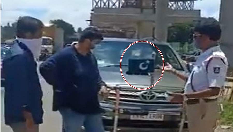 ಬೆಂಗಳೂರು: ಪಾಕ್ ಮಾದರಿ ಧ್ವಜ ಹಾಕಿದ್ದ ಕಾರಿನ ಮಾಲೀಕನಿಗೆ ಬೆವರಿಳಿಸಿದ ಟ್ರಾಫಿಕ್ ಪೊಲೀಸರು, ವಿಡಿಯೋ!