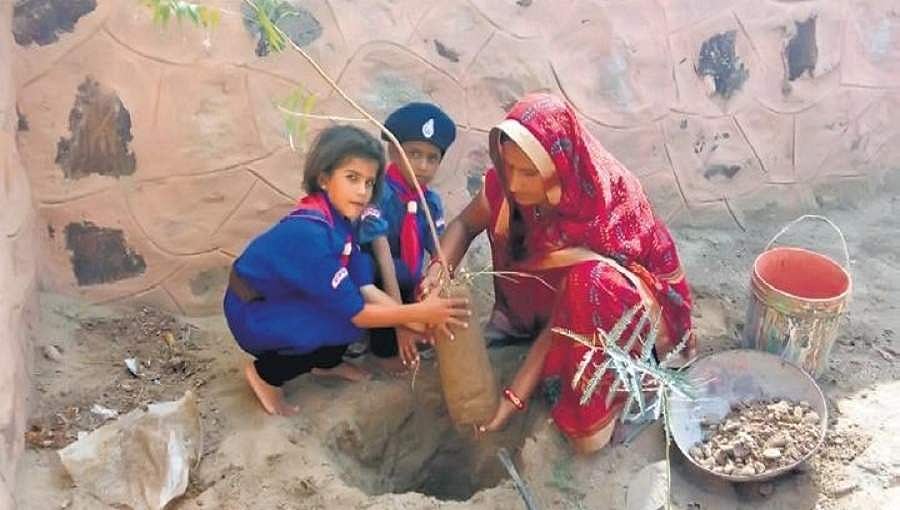 ಮರುಭೂಮಿ ವಲಯದಲ್ಲಿ ಶಾಲೆ ತೆರೆದು ಜೀವನದ ಪಾಠ ಕಲಿಸುವ ರಾಜಸ್ಥಾನಿ ಟೀಚರ್!