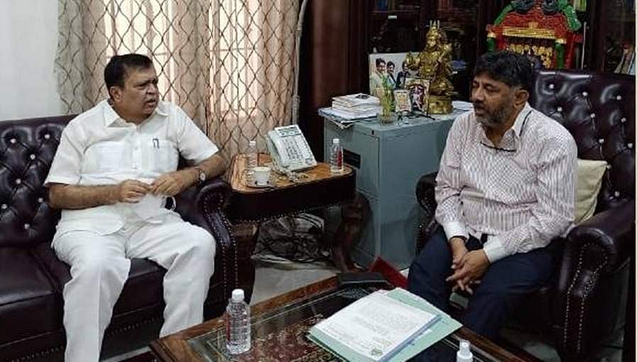 ಶಿರಾದಲ್ಲಿ ಬಂಡಾಯದ ಸೂಚನೆ: ಡಿಕೆಶಿ ಭೇಟಿ ಮಾಡಿದ ರಾಜಣ್ಣ