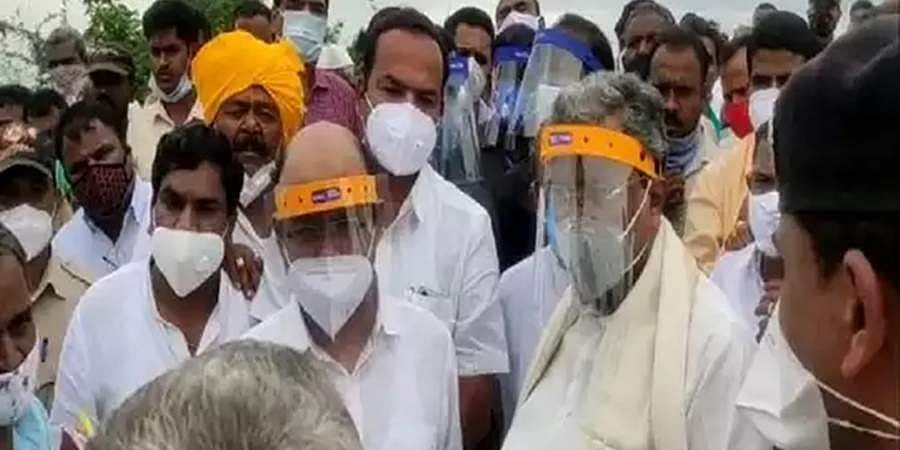 ಬಾದಾಮಿಗೆ ಸಿದ್ದರಾಮಯ್ಯ ಭೇಟಿ, ರಸ್ತೆಗೆ ಭೂಮಿ ಕೊಟ್ಟ ರೈತನಿಗೆ ವೈಯಕ್ತಿಕ ಪರಿಹಾರ