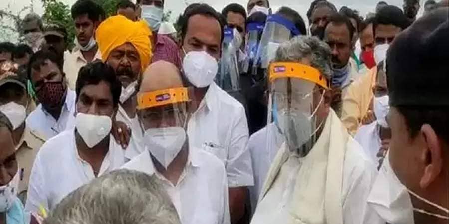 ಬಾದಾಮಿಗೆ ಸಿದ್ದರಾಮಯ್ಯ ಭೇಟಿ, ರಸ್ತೆಗೆ ಭೂಮಿ ಕೊಟ್ಟ ರೈತನಿಗೆ ವೈಯಕ್ತಿಕ ಪರಿಹಾರ