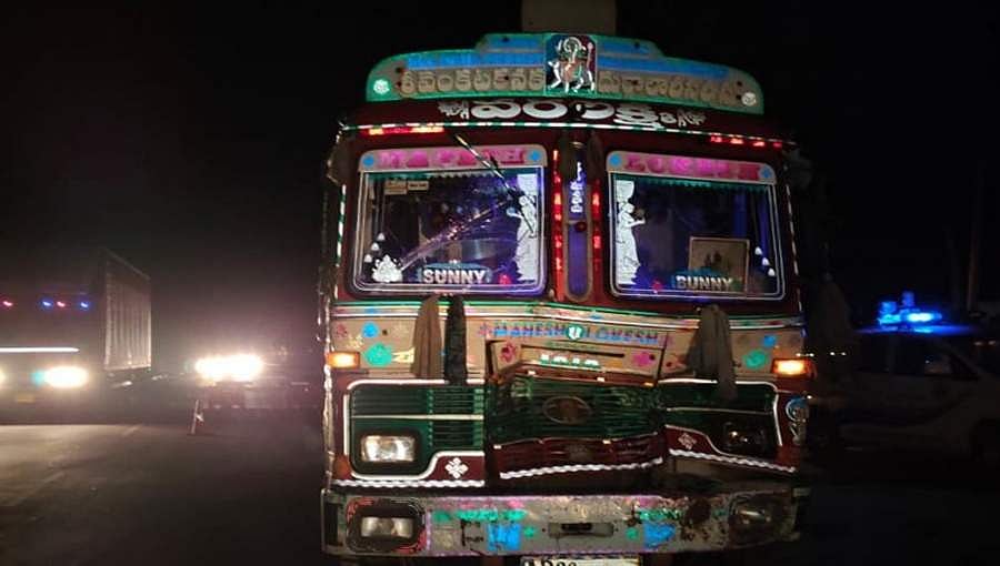 ಚಿಕ್ಕಬಳ್ಳಾಪುರ: ಕಾರಿಗೆ ಲಾರಿ ಡಿಕ್ಕಿ, ತಾಯಿ-ಮಕ್ಕಳ ದುರ್ಮರಣ