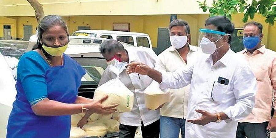 ಕೊರೋನಾ ಟೆಸ್ಟ್ ಮಾಡಿಸಿಕೊಳ್ಳಿ: 5 ಕೆಜಿ ಅಕ್ಕಿ ಉಚಿತವಾಗಿ ಮನೆಗೆ ಕೊಂಡೊಯ್ಯಿರಿ!