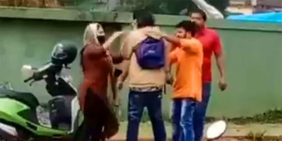 ಅಶ್ಲೀಲ ಮೆಸೇಜ್ ಕಳುಹಿಸಿದ್ದ ಯುವಕನಿಗೆ ಧರ್ಮದೇಟು: ಯುವಕನಿಂದ ಪ್ರತಿ ದೂರು, ಮಹಿಳೆ ಸೇರಿ ನಾಲ್ವರ ಬಂಧನ