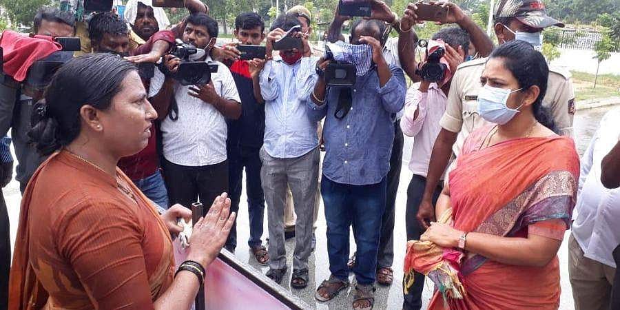 ಕೆಜಿಎಫ್ ರಸ್ತೆ ಅಗಲೀಕರಣ ಕಾಮಗಾರಿ ಭರವಸೆ: ಕೋಲಾರ ಡಿಸಿ ಕಚೇರಿ ಎದುರಿನ ಪ್ರತಿಭಟನೆ ವಾಪಸ್ ಪಡೆದ ಶಾಸಕಿ ರೂಪಾ ಶಶಿಧರ್​​​ 