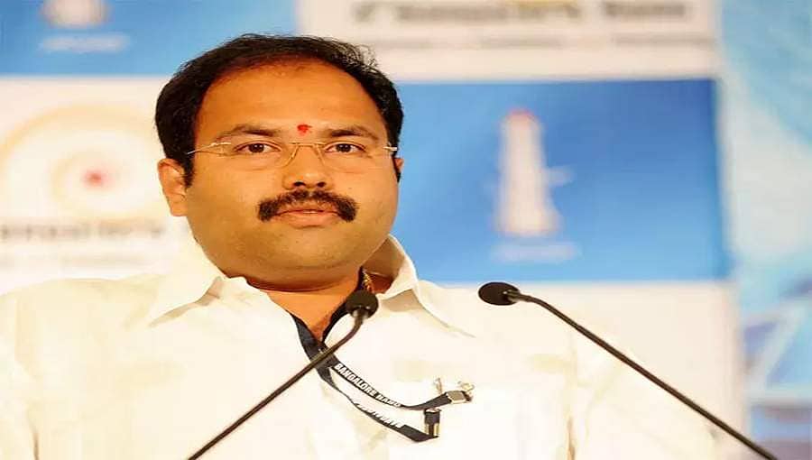 ಬ್ಯಾಗ್ ನಲ್ಲಿ ಪಿಸ್ತೂಲ್ ಪತ್ತೆ: ಬೆಂಗಳೂರು ವಿಮಾನ ನಿಲ್ದಾಣದಲ್ಲಿ ಮಾಜಿ ಸಚಿವ ಆನಂದ್ ಅಸ್ನೋಟಿಕರ್ ಬಂಧನ