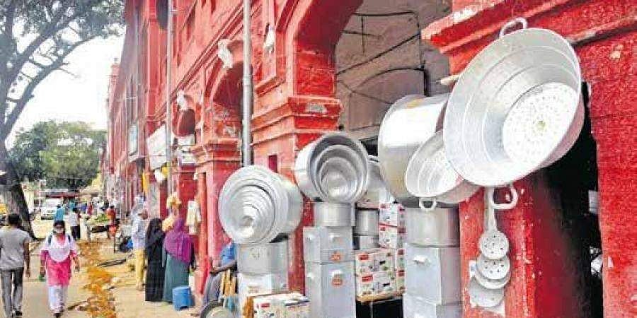 ಲಾಕ್ಡೌನ್ ಬಳಿಕ ಸೃಷ್ಟಿಯಾದ ಪ್ರಾದೇಶಿಕ ಮಾರುಕಟ್ಟೆಗಳ ಸ್ಪರ್ಧೆ: ಕೆ.ಆರ್.ಮಾರುಕಟ್ಟೆ, ಕಲಾಸಿಪಾಳ್ಯದತ್ತ ಹೆಜ್ಜೆ ಹಾಕದ ಗ್ರಾಹಕರು, ವ್ಯಾಪಾರಸ್ಥರು ಕಂಗಾಲು