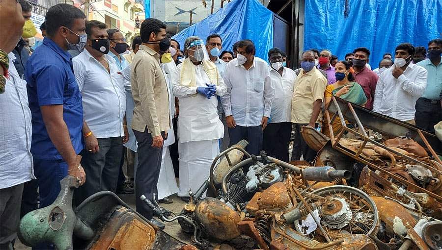 ಗಲಭೆ ನಡೆದಿದ್ದ ಡಿ.ಜೆ ಹಳ್ಳಿ ಠಾಣೆಗೆ ಸಿದ್ದರಾಮಯ್ಯ ಭೇಟಿ, ತಪ್ಪಿತಸ್ಥರಿಗೆ ಕಠಿಣ ಶಿಕ್ಷೆಗೆ ಆಗ್ರಹ!
