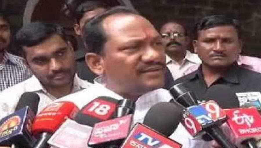 ಲಂಪಿಸ್ಕಿನ್ ಹತೋಟಿಯಲ್ಲಿ ನಿರ್ಲಕ್ಷ್ಯ ತೋರುವ ವೈದ್ಯರ ಮೇಲೆ ನಿರ್ದಾಕ್ಷಿಣ್ಯ ಕ್ರಮ- ಸಚಿವ ಪ್ರಭು ಚವ್ಹಾಣ್
