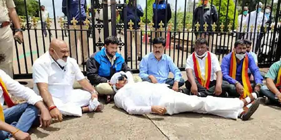 ಪೊಲೀಸರ ಕಣ್ತಪ್ಪಿಸಿ ಬಸ್ಸಿನಲ್ಲಿ ಸುವರ್ಣಸೌಧಕ್ಕೆ ಬಂದ ವಾಟಾಳ್ ನಾಗರಾಜ್ !