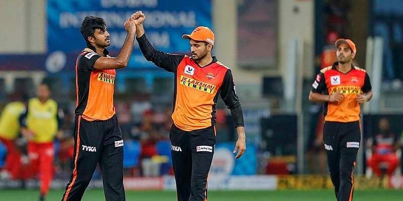 ಉತ್ತಮ ಜೊತೆಯಾಟ ನೀಡುತ್ತಿದ್ದ ಪಡಿಕ್ಕಲ್ ಮತ್ತು ಆರೋನ್ ಪಿಂಚ್ ರ ಬ್ಯಾಕ್ ಟು ಬ್ಯಾಕ್ ಔಟ್ ಮಾಡಿ ಹೈದರಾಬಾದ್ ತಂಡ ಕಮ್ ಬ್ಯಾಕ್ ಮಾಡಿದ್ದರು.