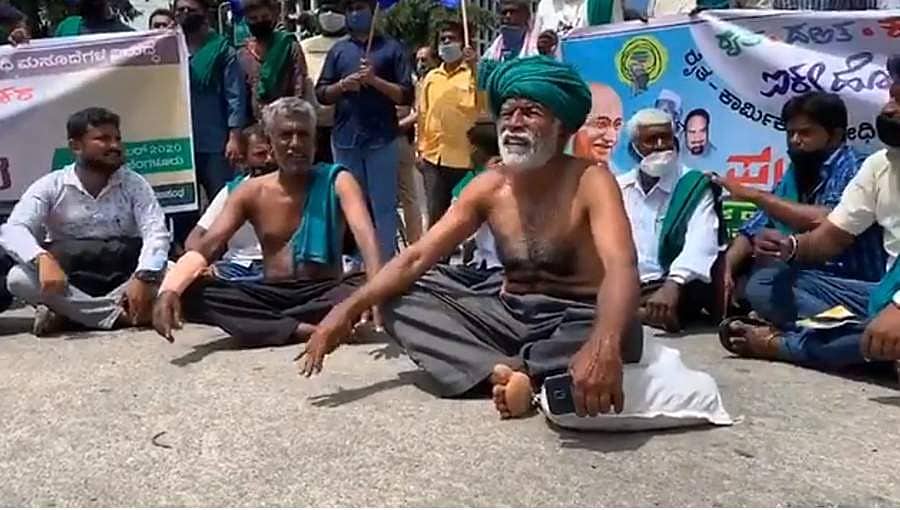 ಕೃಷಿ ಸಂಬಂಧಿತ ಮಸೂದೆಗೆ ವಿರೋಧ: ಮೈಸೂರು ಬ್ಯಾಂಕ್ ಸರ್ಕಲ್ ಸೇರಿ ಬೆಂಗಳೂರಿನ ವಿವಿಧೆಡೆ ಪ್ರತಿಭಟನೆ