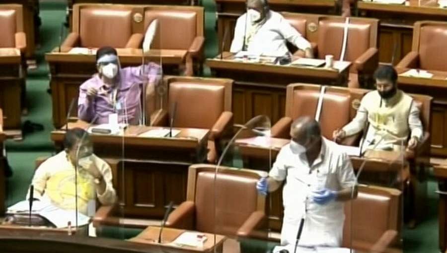 ಅವರಿಗೆ ಕೊರೋನಾ ಬಂದಿದೆ, ದೂರ ಉಳಿಯಲು ಹೇಳಿ: ಸದನದಲ್ಲಿ ಗೊಂದಲ ಸೃಷ್ಟಿಸಿದ ಪ್ರಿಯಾಂಕ್ ಖರ್ಗೆ ಕೊರೋನಾ ರಿಪೋರ್ಟ್!