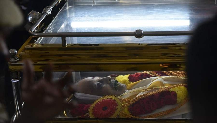 ಪೊಲೀಸ್ ಗೌರವಗಳೊಂದಿಗೆ ಎಸ್ ಪಿಬಿ ಅಂತ್ಯಕ್ರಿಯೆ: ಸಾರ್ವಜನಿಕರಿಗೆ ಪಾರ್ಥಿವ ಶರೀರದ ಅಂತಿಮ ದರ್ಶನಕ್ಕೆ ವ್ಯವಸ್ಥೆ