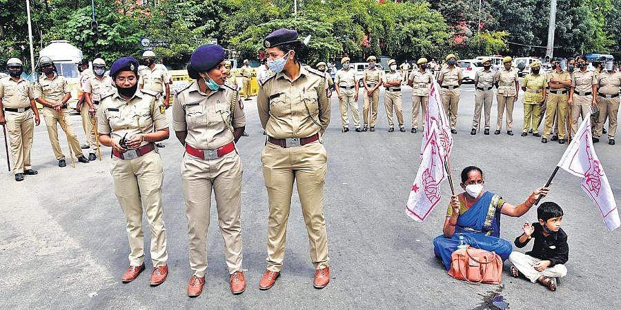 ಕೃಷಿ ಮಸೂದೆ: ಸಿಎಂ ಮಾತಿಗೆ ಸಮಾಧಾನಗೊಳ್ಳದ ರೈತರು, ಪ್ರತಿಭಟನೆ ಮುಂದುವರೆಸಲು ನಿರ್ಧಾರ
