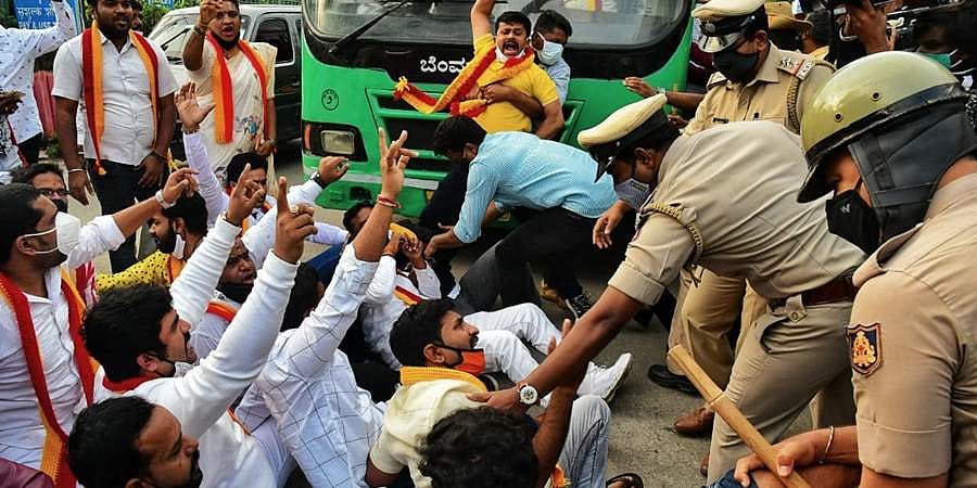 ರಾಜ್ಯದಲ್ಲಿ ತೀವ್ರಗೊಂಡ ರೈತರ ಕಿಚ್ಚು: ಏರ್'ಪೋರ್ಟ್ ಗೆ ಮುತ್ತಿಗೆ, ಪ್ರತಿಭಟನಾ ನಿರತ ಕರವೇ ಕಾರ್ಯಕರ್ತರು ಪೊಲೀಸ್ ವಶಕ್ಕೆ