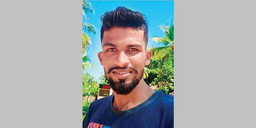 ಕಾರವಾರ: ಅಂತರ್ಜಾಲ ಸೇವೆಯಿಂದ ವಂಚಿತ ಗ್ರಾಮದ ವಿದ್ಯಾರ್ಥಿಗಳಿಗೆ ನೆರವಾದ ಯುವಕ!