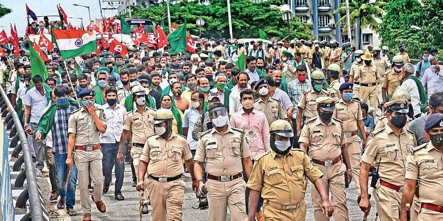 ಕೃಷಿ ಮಸೂದೆ ವಿರೋಧಿಸಿ ಇಂದು ಕರ್ನಾಟಕ ಬಂದ್: ಎಲ್ಲೆಡೆ ಹೆಚ್ಚಿದ ಭದ್ರತೆ, ಸಂಜೆ 6 ಗಂಟೆವರೆಗೆ ವಹಿವಾಟು ಸ್ಥಗಿತ