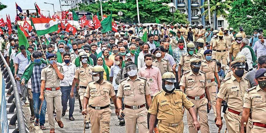 ಕೃಷಿ ಮಸೂದೆ ವಿರೋಧಿಸಿ ಇಂದು ಕರ್ನಾಟಕ ಬಂದ್: ಎಲ್ಲೆಡೆ ಹೆಚ್ಚಿದ ಭದ್ರತೆ, ಸಂಜೆ 6 ಗಂಟೆವರೆಗೆ ವಹಿವಾಟು ಸ್ಥಗಿತ