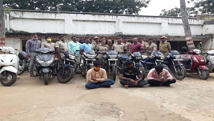 ಮಳವಳ್ಳಿ ಪೊಲೀಸರ ಮಿಂಚಿನ ಕಾರ್ಯಾಚರಣೆ; ಶೋಕಿಗಾಗಿ ಬೈಕ್ ಕದ್ದು ಮಾರಾಟ ಮಾಡುತ್ತಿದ್ದ ಖದೀಮರ ಬಂಧನ