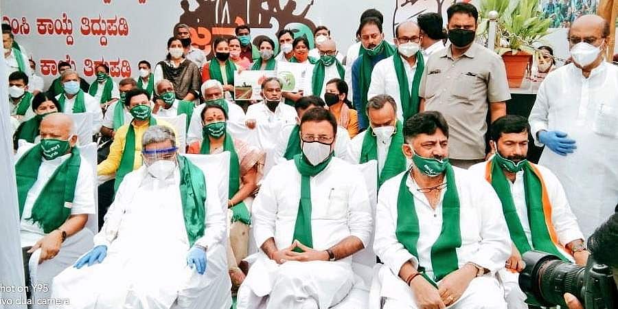 ಕೇಂದ್ರ-ರಾಜ್ಯ ಸರ್ಕಾರಗಳ ವಿರುದ್ಧ ಕಾಂಗ್ರೆಸ್ ನಿಂದ ಸಹಿ ಸಂಗ್ರಹ: ಸುರ್ಜೇವಾಲಾ