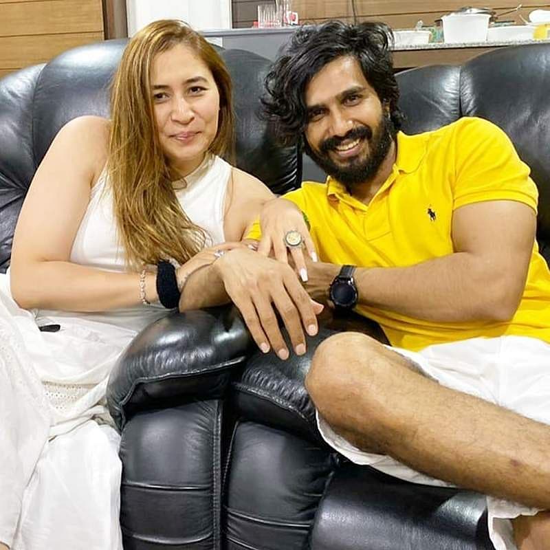 ಹೀಗಾಗಿ ಅವರಿಬ್ಬರ ನಡುವೆ ಏನೋ ನಡೆಯುತ್ತಿದೆ ಎಂಬು ಗುಸುಗುಸು ಚರ್ಚೆಗೆ ತೆರೆಬಿದ್ದಿದ್ದು, ಇಬ್ಬರೂ ಪ್ರೀತಿಸುತ್ತಿರುವುದು, ಹೊಸ ಬಾಳಿಗೆ ನಿರ್ಧರಿಸಿರುವುದು ಖಚಿತವಾಗಿದೆ.