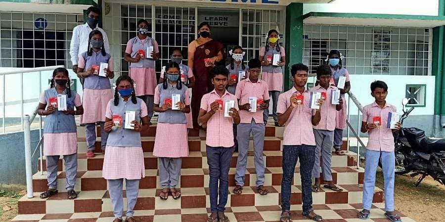 ತನ್ನ ವಿದ್ಯಾರ್ಥಿಗಳ ಆನ್‌ಲೈನ್ ತರಗತಿಗಾಗಿ 16 ಸ್ಮಾರ್ಟ್‌ಫೋನ್‌ ಖರೀದಿಸಿದ ತಮಿಳುನಾಡು ಶಿಕ್ಷಕಿ 