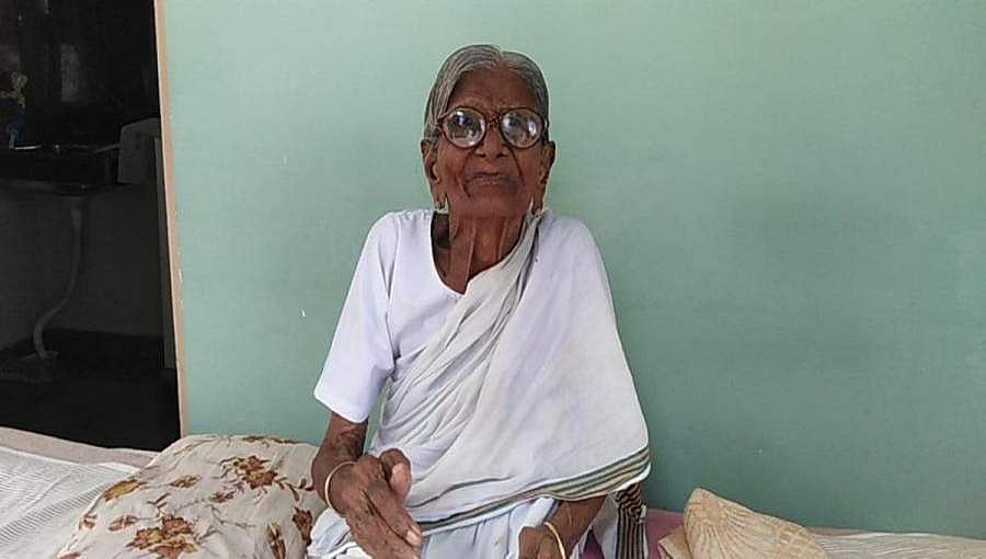 ಆಂಧ್ರ ಪ್ರದೇಶ: ಹೋಮ್ ಐಸೋಲೇಷನ್ ನಲ್ಲಿ ಕೋವಿಡ್-19 ನಿಂದ ಗುಣಮುಖರಾದ 102 ವರ್ಷದ ವೃದ್ಧ ಮಹಿಳೆ
