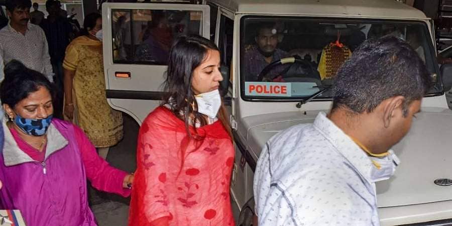 ಸ್ಯಾಂಡಲ್ ವುಡ್-ಬಾಲಿವುಡ್ ನಶೆ ನಂಟಿನ ಬಗ್ಗೆ ಬೆಂಗಳೂರು ಪೊಲೀಸರಿಂದ ಸಮಗ್ರ ತನಿಖೆ