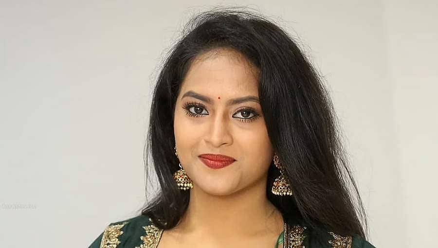 ಖ್ಯಾತ ಕಿರುತೆರೆ ನಟಿ ಶ್ರಾವಣಿ ಕೊಂಡಪಳ್ಳಿ ಆತ್ಮಹತ್ಯೆ