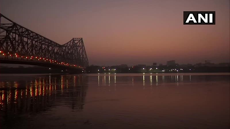 ಹೂಗ್ಲಿ ನದಿಗೆ ಕಟ್ಟಿರುವ ಹೌರಾ ಸೇತುವೆ