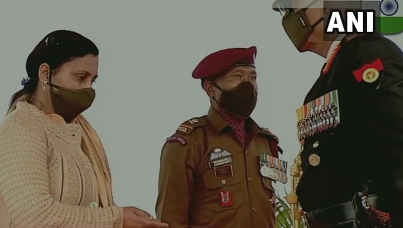 ಹುತಾತ್ಮ ಯೋಧರ ಪತ್ನಿ ಭಾರತೀಯ ಸೇನಾ ಮುಖ್ಯಸ್ಥರಿಂದ ಗೌರವ ಸ್ವೀಕರಿಸುತ್ತಿರುವುದು