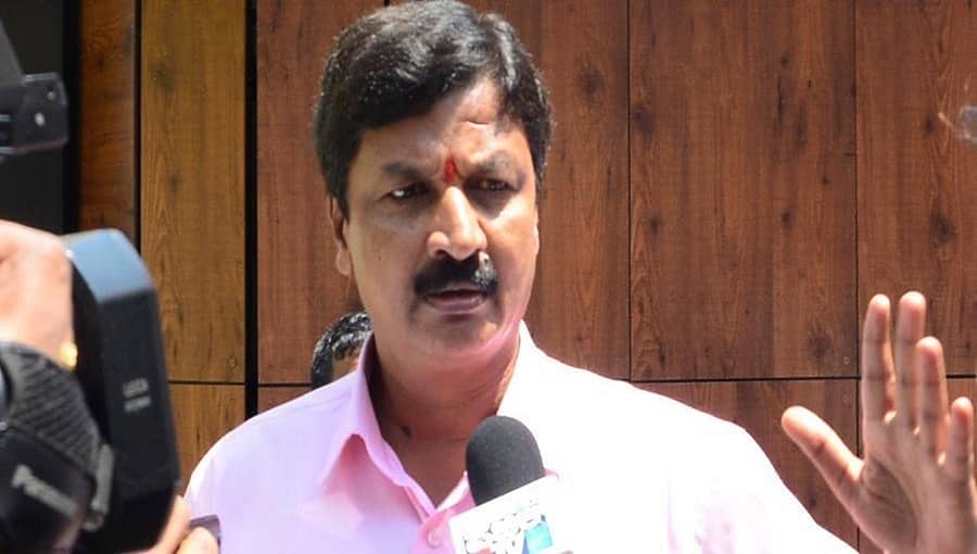 'ಮಹಾರಾಷ್ಟ್ರಕ್ಕೆ ಒಂದಿಂಚು ಭೂಮಿಯನ್ನು ನೀಡುವುದಿಲ್ಲ': ಠಾಕ್ರೆ ಹೇಳಿಕೆಗೆ ರಮೇಶ್ ಜಾರಕಿಹೋಳಿ ತಿರುಗೇಟು