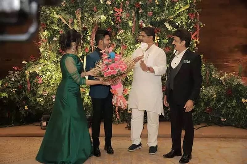 ಕಂದಾಯ ಸಚಿವ ಆರ್ ಅಶೋಕ್ ಆಗಮಿಸಿ ನೂತನ ವಧೂ ವರರಿಗೆ ಶುಭ ಹಾರೈಸಿದರು