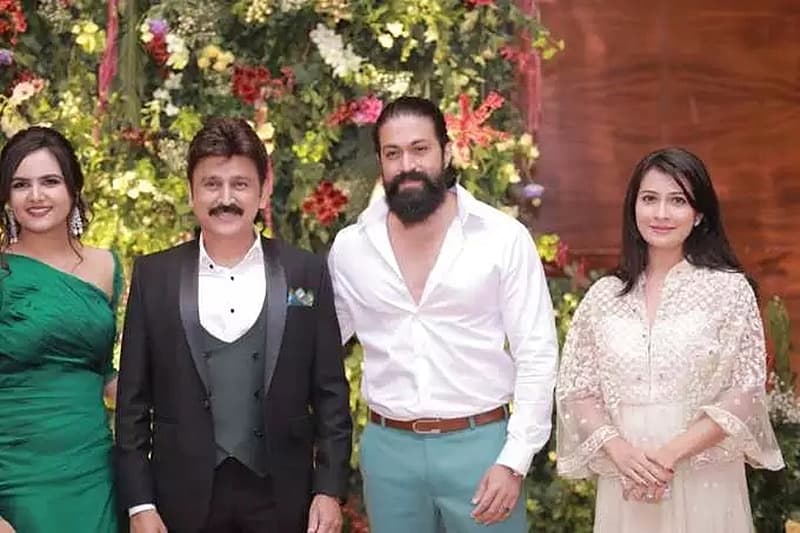 ಸ್ಯಾಂಡಲ್ ವುಡ್ ನ ಜನಪ್ರಿಯ ಜೋಡಿ ಯಶ್-ರಾಧಿಕಾ ಜೊತೆ ರಮೇಶ್ ಅರವಿಂದ್ ಮತ್ತು ಅವರ ಪುತ್ರಿ ನಿಹಾರಿಕಾ