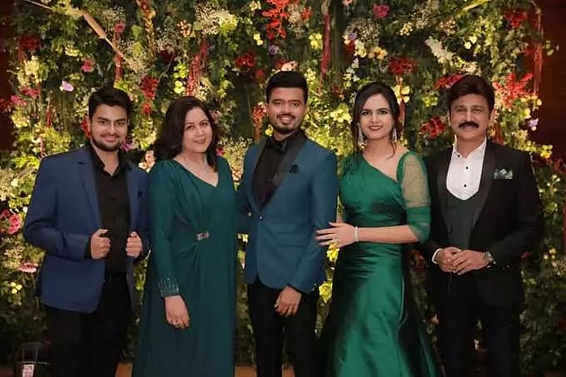 ಒಂದೇ ಫ್ರೇಮ್ ನಲ್ಲಿ ರಮೇಶ್ ಅರವಿಂದ್ ದಂಪತಿ ತಮ್ಮ ಪುತ್ರಿ ಮತ್ತು ಅಳಿಯನ ಜೊತೆ