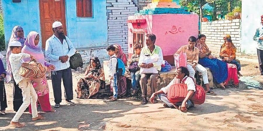 ಗಡಿಕೇಶ್ವರದಲ್ಲಿ ಲಘು ಭೂಕಂಪನ: ಆತಂಕದಿಂದ ಗ್ರಾಮ ತೊರೆಯುತ್ತಿರುವ ಜನರು, ಕಾಳಜಿ ಕೇಂದ್ರ ತೆರೆದ ಅಧಿಕಾರಿಗಳು