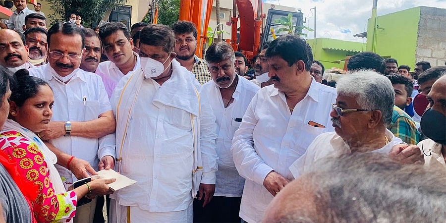 ಕಮಲಾನಗರದಲ್ಲಿ ಕಟ್ಟಡ ಕುಸಿತ: ಸಂತ್ರಸ್ಥರಿಗೆ ವೈಯಕ್ತಿಕ ಪರಿಹಾರ ನೀಡಿದ ಡಿ.ವಿ. ಸದಾನಂದ ಗೌಡ